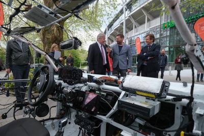 Minister Dr. Althusmann und IdeenExpo Aufsichtsratsvorsitzender Dr. Schmidt im Gespräch über das Exponat 